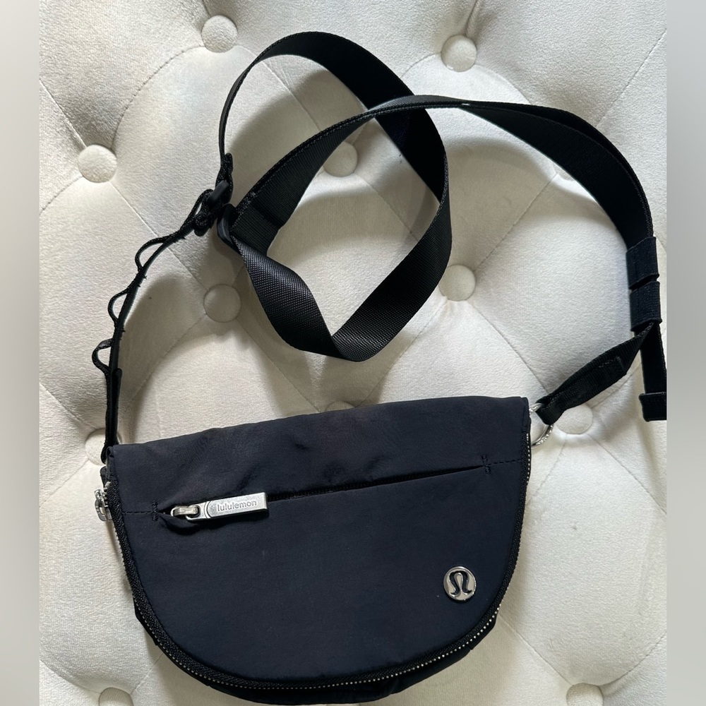 Lululemon All Night Festival Bag *Micro 2L
Black EUC